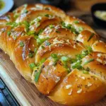 Pain tressé aux oignons verts et beurre à l'ail